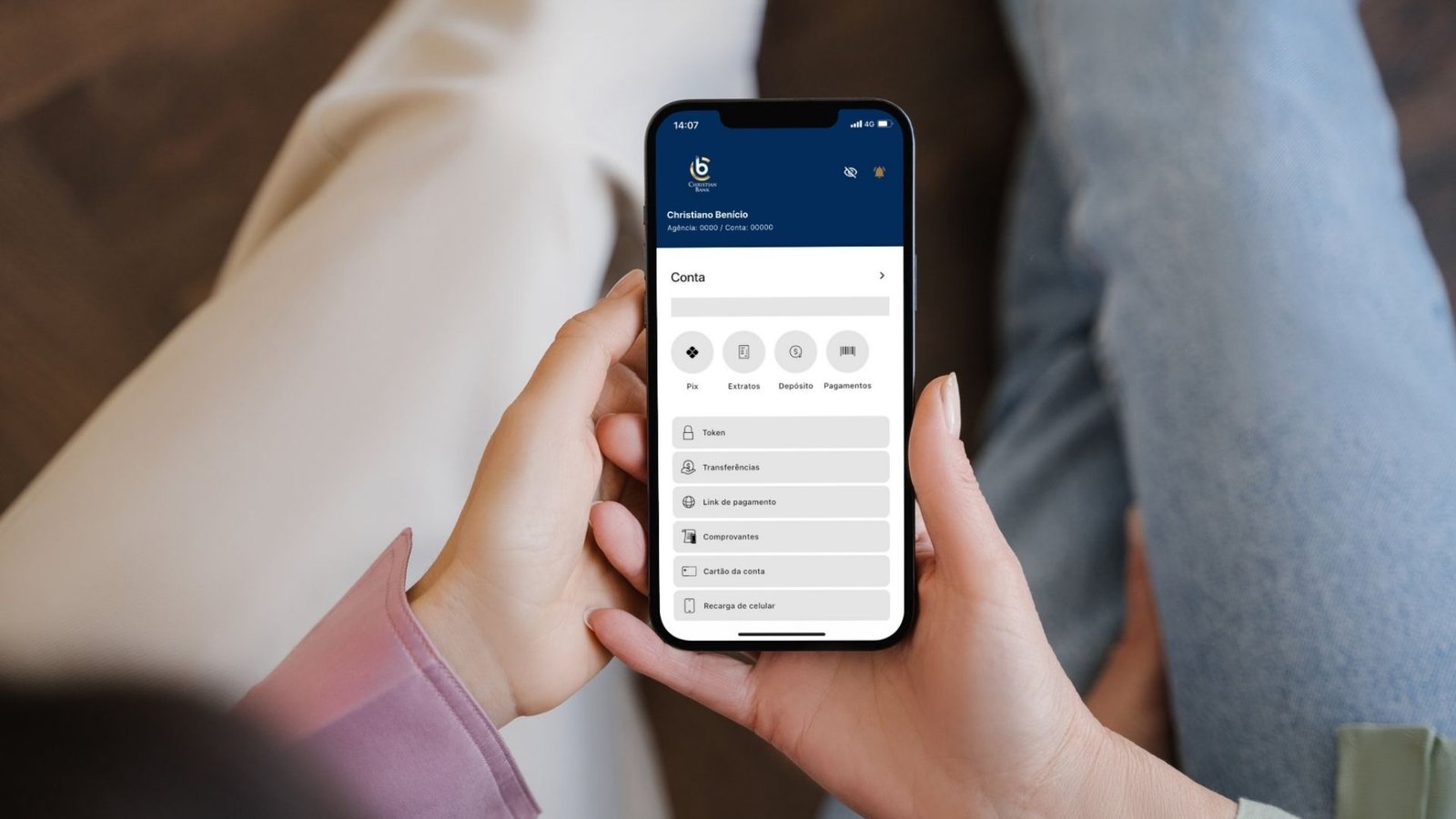 Pessoa usando o App Cebê no celular